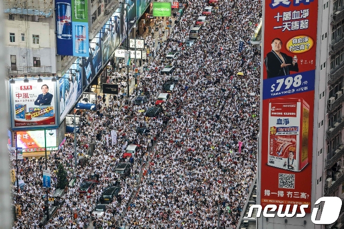 9일 (현지시간) 홍콩에서 중국과 범인 인도 협정 개정 반대하는 시민들이 대규모 시위를 벌이고 있다. 정치범도 범인 인도 대상에 포함될 것을 우려하는 시민들의 이날 시위에는 1997년 중국 반환 이후 최대 규모인 약 100만 명이 참여했다. © AFP=뉴스1 © News1 우동명 기자