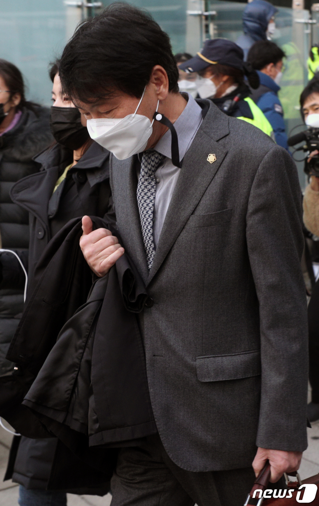 (서울=뉴스1) 황기선 기자 = 윤석열 검찰총장 측 특별변호인 손경식 변호사가 22일 오후 서울 서초구 서울행정법원에서 열린 윤 총장의 2개월 정직 처분에 대한 집행정지 신청 사건 재판을 마치고 법원을 나서고 있다. 2020.12.22/뉴스1   