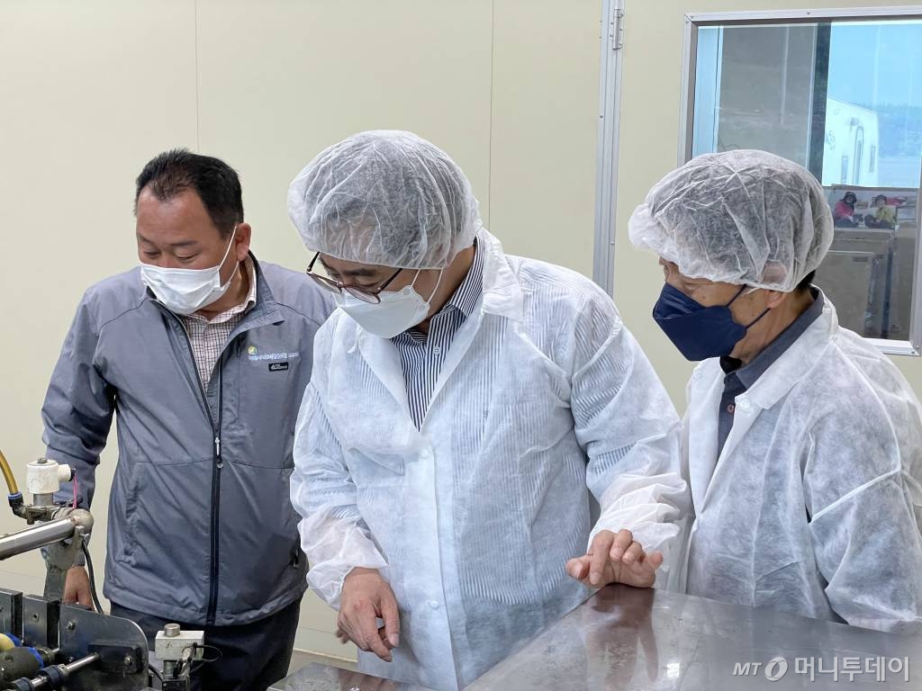 김동연 전 부총리 겸 기획재정부 장관(가운데)이 22일 충남 서산 중왕마을에서 감태제품 공정을 견학하고 있다. /사진=김훈남