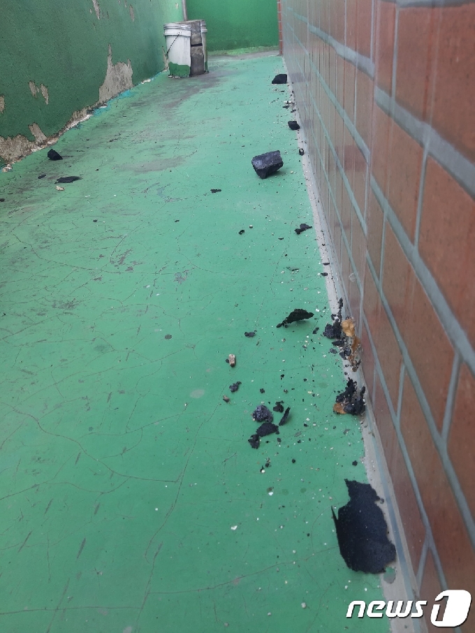 최근 이천 쿠팡 덕평물류센터에서 발생한 화재 잿더미로 지역 주민들이 피해를 호소하고 있다.© 뉴스1 유재규 기자