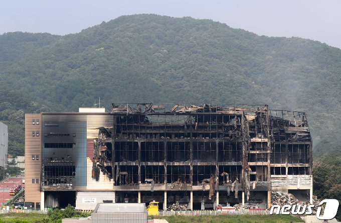 이천 쿠팡 덕평물류센터에서 화재가 발생한지 닷새째인 21일 오전 경기도 이천시 마장면에 위치한 쿠팡 덕평물류센터 화재현장에서 소방당국이 진화작업을 벌이고 있다. 소방당국은 연이은 진화작업 끝에 19일 낮 12시25분 초진에 성공, 대응1단계로 하향했고 이어 20일 오후 3시56분 발령됐던 대응단계를 모두 해제했다. 2021.6.21/뉴스1 © News1 김영운 기자