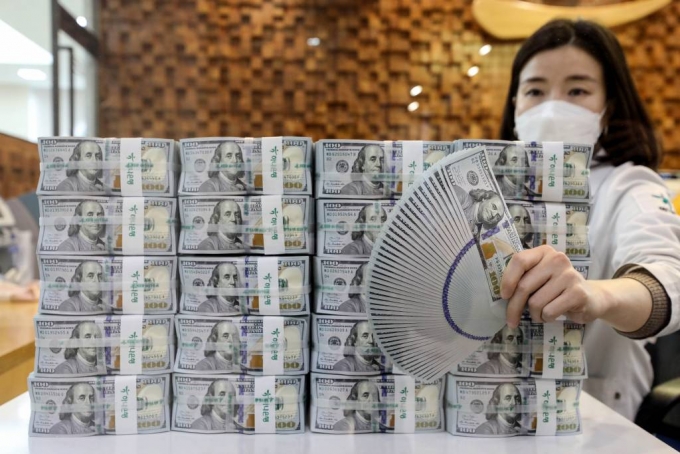  [서울=뉴시스]김병문 기자 = 서울 중구 하나은행 위변조대응센터에서 직원이 달러화를 검수하고 있다. 2021.01.06. dadazon@newsis.com