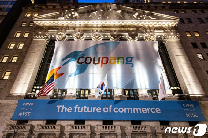 쿠팡이 미국 뉴욕증권거래소(NYSE) 상장 첫날인 지난 3월 11일 공모가보다 81.43% 급등한 63.5달러에 거래를 개시했다.  쿠팡은 이날 오후 12시27분(한국시간 12일 오전 2시27분)쯤부터 거래가 시작됐다. 최고가는 공모가 대비 97.1% 급등한 69달러에 달하기도 했다. 이는 공모가의 약 2배에 달하는 가격이다.  사진은 뉴욕증권거래소 외벽에 쿠팡 로고와 태극기가 게시돼 있다. /사진=뉴스1