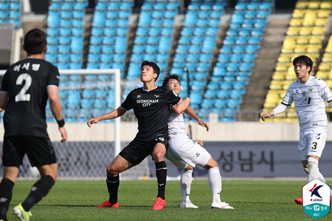 지난 6일 전북현대전에 출전해 최영준과 몸싸움을 벌이고 있는 김현성(왼쪽). /사진=한국프로축구연맹