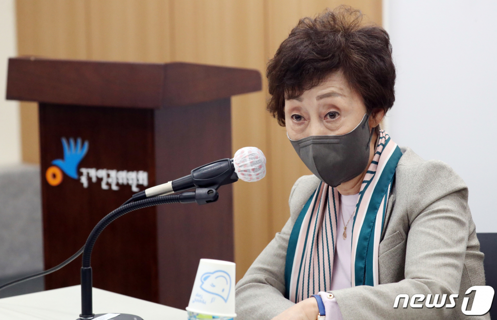 (서울=뉴스1) 김명섭 기자 = 최영애 국가인권위원회 위원장이 25일 서울 중구 국가인권위원회에서 열린 장병 건강권 보장 및 군 의료체계 개선을 위한 토론회에서 인사말을 하고 있다. 2021.5.25/뉴스1  