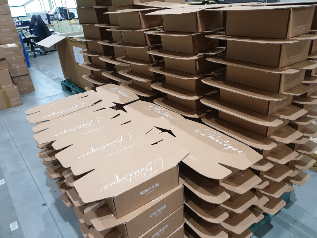 롯데온 명품 상품 전용 포장 박스. /사진=이재은 기자