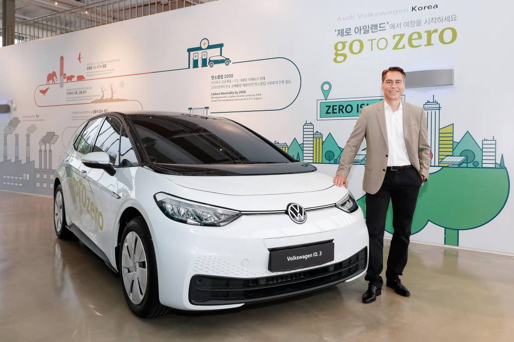  [서울=뉴시스]르네 코네베아그 아우디폭스바겐코리아 그룹사장이 28일 서울 서초구 서울웨이브아트센터에서 열린 아우디폭스바겐코리아 고투제로(goTOzero) 전시에 참석해 폭스바겐그룹의 전기차 전용 플랫폼 MEB가 적용된 첫 번째 차량인 폭스바겐 ID.3 앞에서 포즈를 취하고 있다. (사진=아우디폭스바겐코리아 제공) 2021.05.28. photo@newsis.com *재판매 및 DB 금지