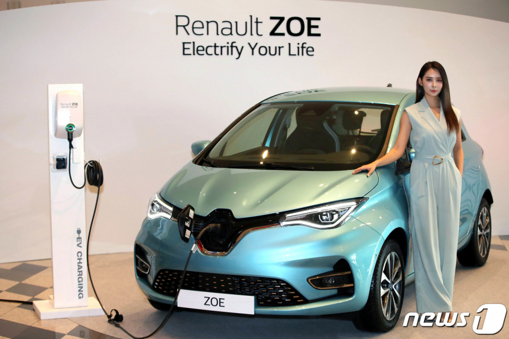 (서울=뉴스1) 이광호 기자 = 르노삼성자동차가 유럽에서 전기차 누적 판매 1위를 기록한 '르노 조에(Renault ZOE)'를 18일 오전 서울 동대문디자인플라자(DDP)에서 선보이고 있다. 르노 조에는100kW급 최신 R245모터를 장착해 136마력의 최고출력과 25kg.m(245Nm)의 최대토크를 발휘하며 전기차 전용 플랫폼을 적용해 낮은 무게중심과 이상적인 무게 배분으로 라이드 & 핸들링 성능이 뛰어난 게 특징이다. 54.5kWh 용량의 Z.E. 배터리를 탑재했으며 완전히 충전했을 때 주행가능거리는 309km(WLTP 기준 395km)이다. 50kW급 DC 급속충전기를 이용하면 30분 충전으로 약 150km를 주행할 수 있다. 조에는 2012년 유럽에 처음 선보였고 이번에 국내 출시되는 건 3세대의 부분변경 모델이다. 2020.8.18/뉴스1