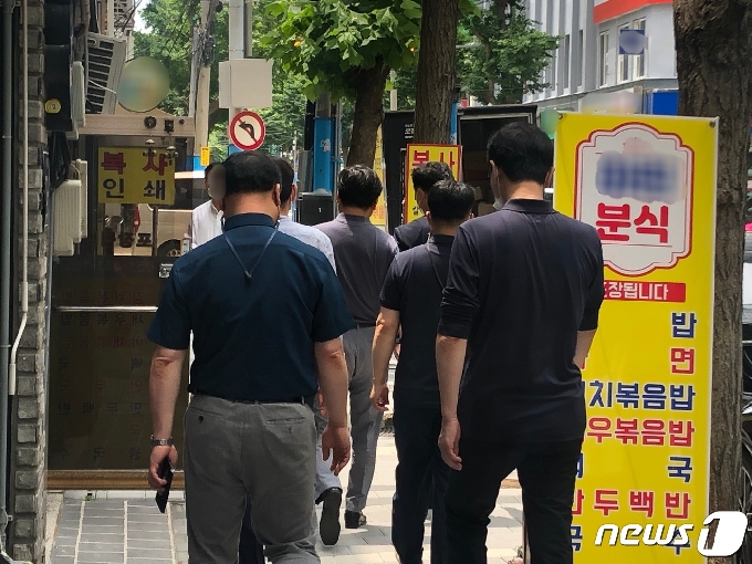 부산에서  8인까지 사적모임이 형용된 첫날인 24일 중구 중앙동 거리에 시민들이 점심식사를 하러 가고 있다./2021.6.24 © 뉴스1 백창훈 기자