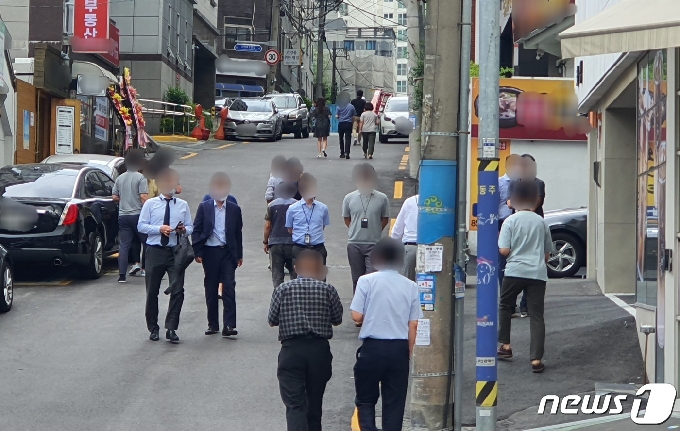 부산에서  8인까지 사적모임이 허용된 첫날인 24일 시청역 번화가에 시민들이 점심식사를 하러 가고 있다./2021.6.24 © 뉴스1 노경민 기자