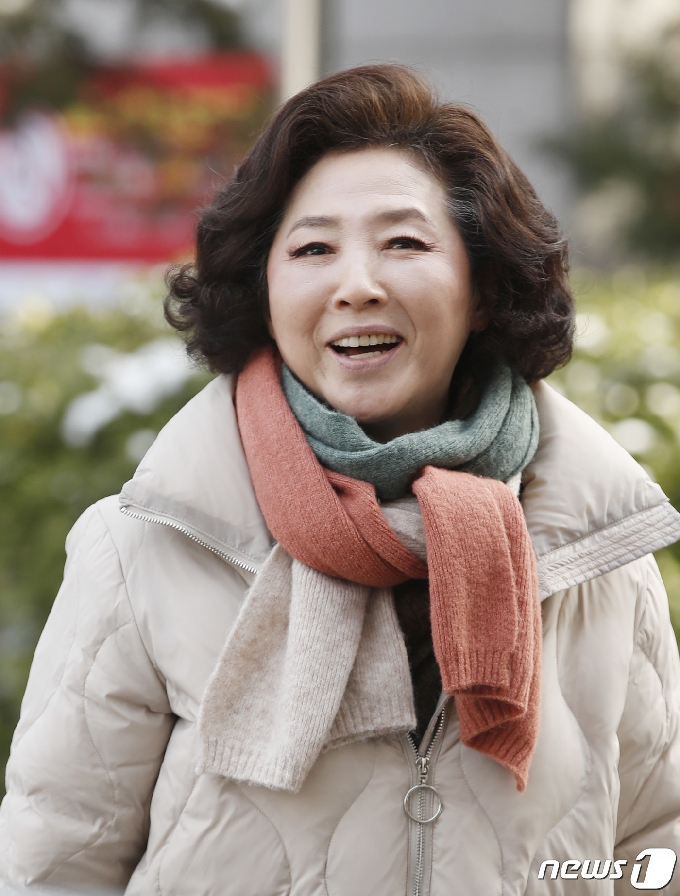 배우 고두심이 13일 서울 영등포구 여의도 KBS에서 열리는 KBS 2TV '트롯 전국체전' 촬영 차 방송국으로 들어서고 있다. 2021.1.13/뉴스1 © News1 권현진 기자