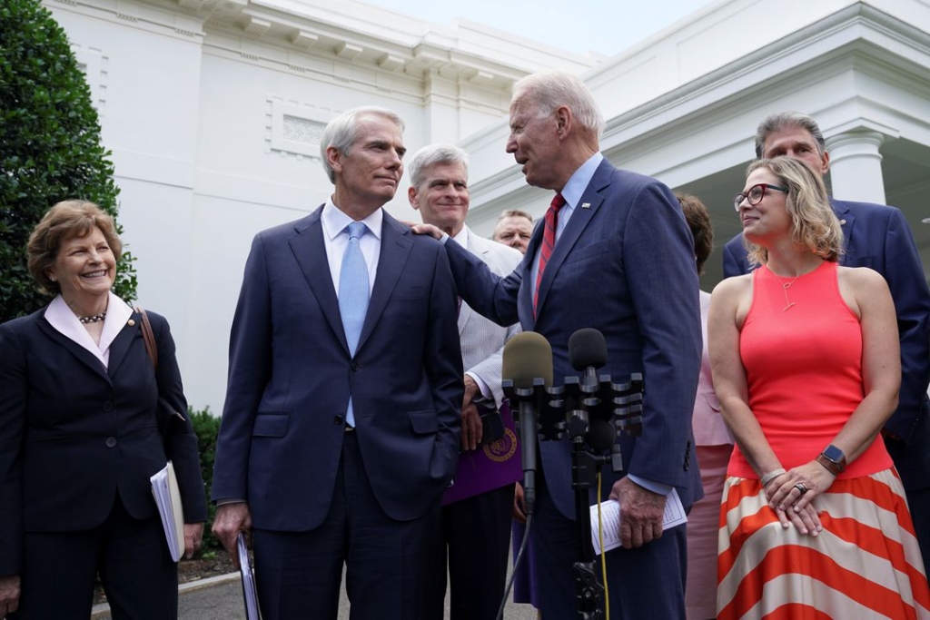 조 바이든 대통령(왼쪽)이 24일 인프라 법안 관련 회의를 마치고 백악관에서 롭 포트만 공화당 상원의원과 대화하고 있다. June 24, 2021. REUTERS/Kevin Lamarque