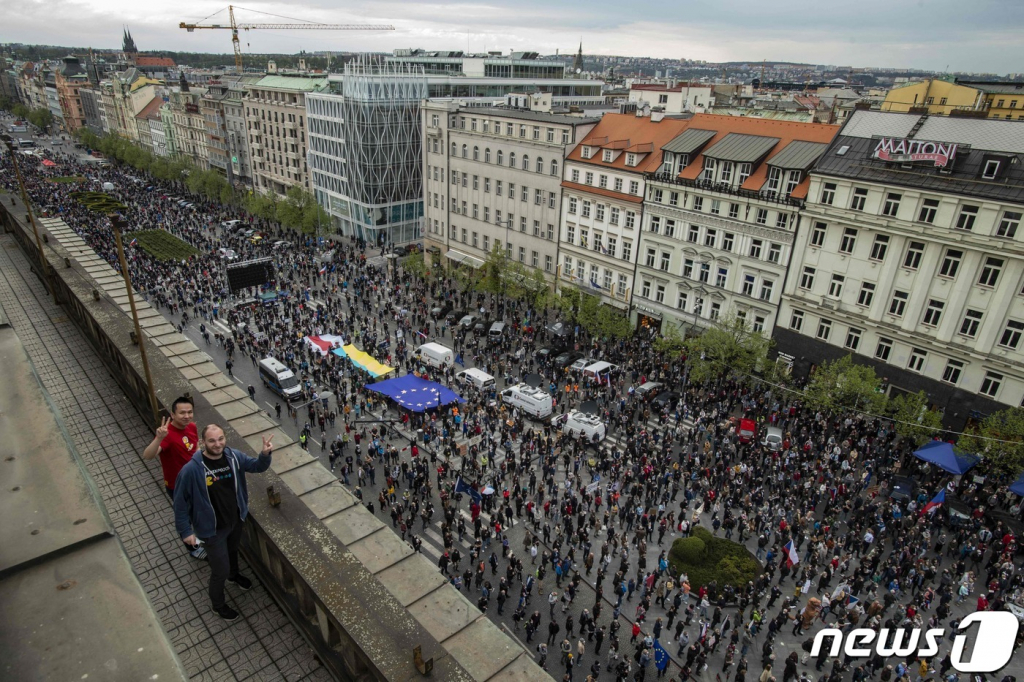(프라하 AFP=뉴스1) 우동명 기자 = 29일(현지시간) 체코 프라하에서 마스크를 쓴 시민이 밀로시 제만 대통령의 친 러시아적 성향에 비난하며 대형 EU 깃발을 들고 시위를 하고 있다.   ? AFP=뉴스1  