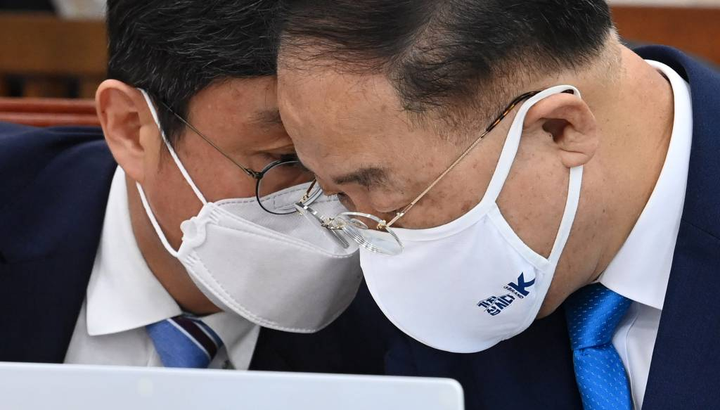 홍남기 경제부총리 겸 기획재정부 장관이 25일 서울 여의도 국회에서 열린 기획재정위원회 전체회의에서 안도걸 2차관과 대화하고 있다. / 사진제공=뉴시스