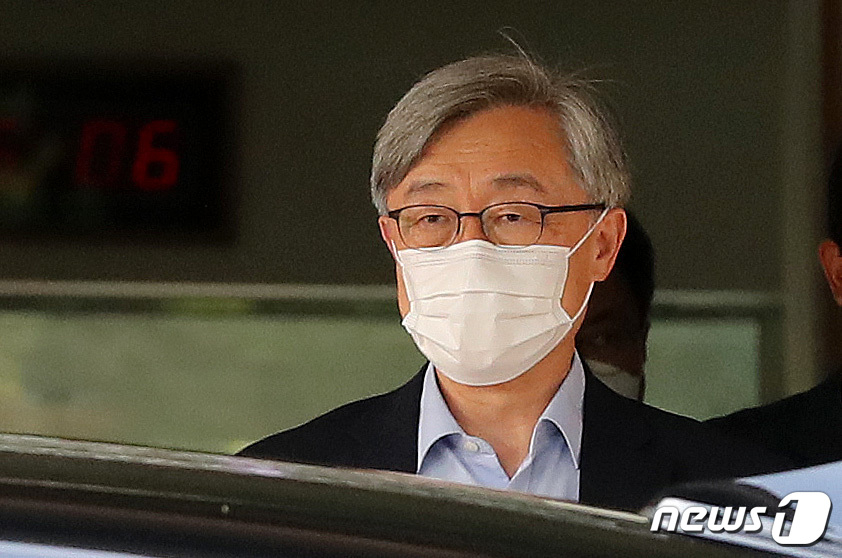 (서울=뉴스1) 박지혜 기자 = 최재형 감사원장이 23일 오후 서울 종로구 삼청동 감사원에서 퇴근하고 있다. 2021.6.23/뉴스1  