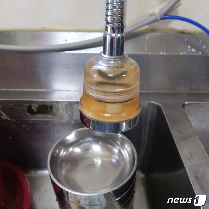 1층 조리실 온수에서 나온 녹물이 고여있다.2021.06.23© 뉴스1 손연우 기자