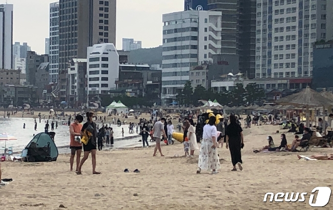 26일 오후 부산 광안리해수욕장에 피서객들이 몰려 있다.2021.6.26/© 뉴스1 백창훈 기자