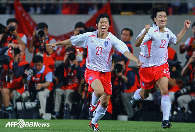 박지성(왼쪽)이 지난 2002년 인천문학월드컵경기장에서 열린 포르투갈과의 2002 한일월드컵 조별리그 D조 최종전에서 골을 터뜨린 뒤 송종국과 함께 환호하고 있는 모습. /AFPBBNews=뉴스1