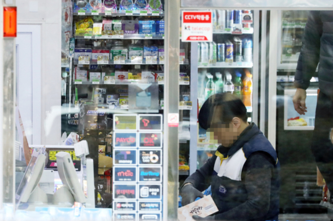 2018년도 최저임금 시급 7530원이 같은해 1일부터 적용됐다.  이날 서울 시내 한 편의점에서 직원이 물품을 정리하고 있다.  고용노동부에 따르면 올해부터 인상된 최저임금의 직접적인 영향을 받는 근로자는 463만여명이다.  인상폭은 전년대비 1,060원(16.4%) 상승으로 역대 최고치다. / 사진제공=뉴스1