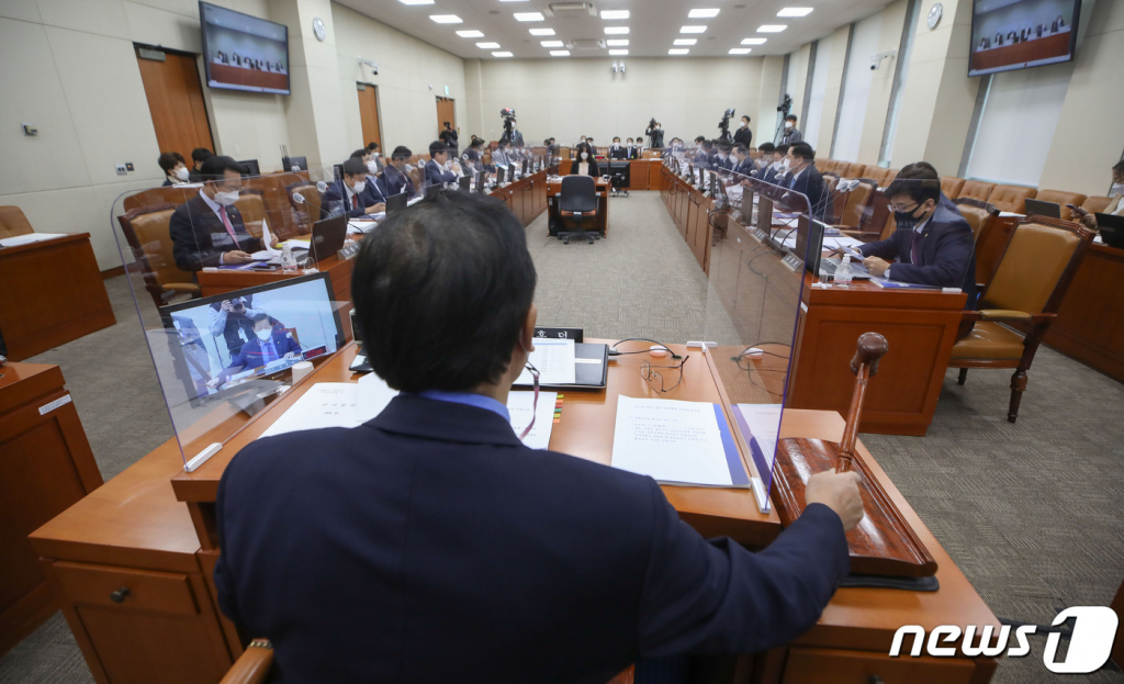 윤후덕 기획재정위원장이 2020년 10월16일 오전 서울 여의도 국회에서 열린 기획재정위원회의 한국은행에 대한 국정감사에서 의사봉을 두드리고 있다. / 사진제공=뉴스1