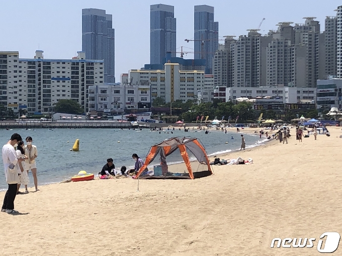 27일 부산 수영구 광안리해수욕장이 나들이객들이 모여있다. 2021.6.27/© 뉴스1 백창훈 기자