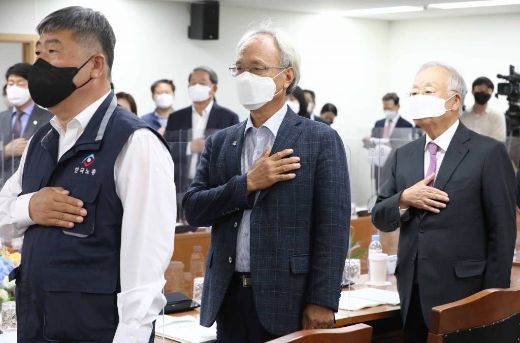 이달 7일 오후 서울 종로구 경제사회노동위원회에서 열린 제10차 경제사회노동위원회 본위원회에서 김동명(왼쪽부터) 한국노동조합총연맹 위원장, 문성현 경제사회노동위원회 위원장, 손경식 한국경영자총협회 회장이 국민의례를 하고 있다. / 사진제공=뉴시스