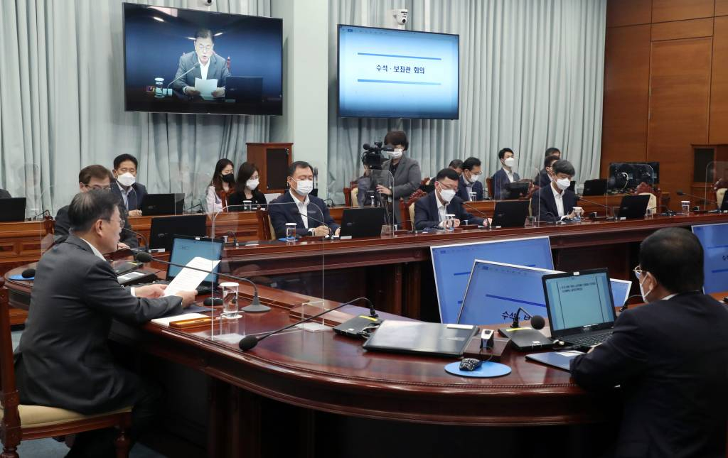  [서울=뉴시스]박영태 기자 = 문재인 대통령이 17일 오후 청와대 여민관에서 열린 수석보좌관회의에 참석해 발언하고 있다. 2021.05.17. since1999@newsis.com