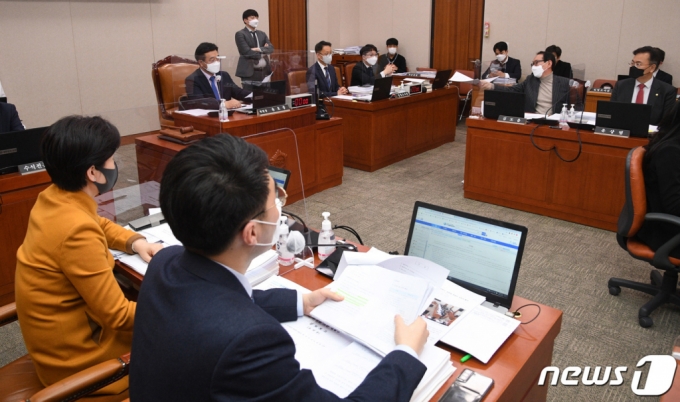 (서울=뉴스1) 박세연 기자 = 김도읍 국민의힘 법제사법위원회 간사가 25일 오후 서울 여의도 국회에서 열린 법제사법위원회 전체회의에서 국토부 가덕도 반대 문건과 관련해 항의 발언하고 있다. 2021.2.25/뉴스1  