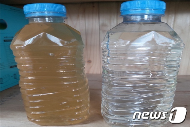 1층 조리실 온수 배관에서 나온 녹물을 받아놓은 사진2021.06.23© 뉴스1 손연우 기자