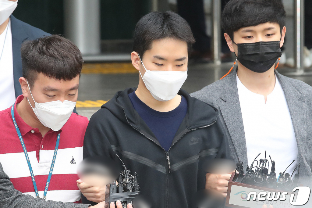 (서울=뉴스1) 임세영 기자 = 남성 1300여명의 나체영상을 녹화해 유포한 이른바 '제2 n번방' 피의자 김영준(29·남)이 11일 오전 서울 종로경찰서를 나와 서울중앙지검으로 송치되고 있다. 2013년부터 최근까지 범행을 이어온 김씨는 남성 1천300여명으로부터 2만7천여개의 영상을 불법 촬영해 소지한 것으로 드러났다. 피해자 중에는 아동·청소년 39명도 포함됐다. 2021.6.11/뉴스1