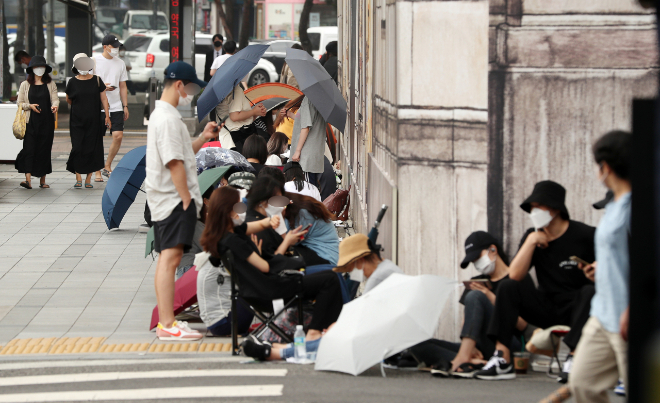 샤넬 매장에 입장하기 위해 아침일찍부터 서울 시내 한 백화점 앞에서 기다리는 사람들/사진=김휘선 기자 