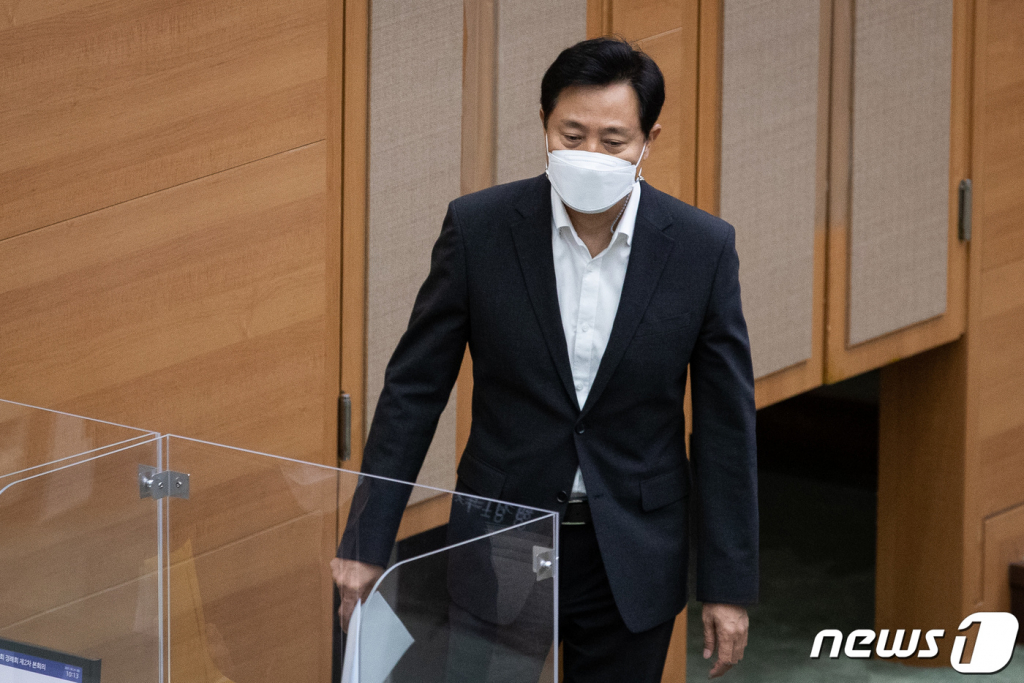 (서울=뉴스1) 유승관 기자 = 오세훈 서울시장이 29일 서울시의회 본회의장에서 열린 제301회 정례회 제2차 본회의에 출석, 신임 간부 소개를 마친 후 자리로 이동하고 있다. 이날 열린 시정질문은 지난 4월 보궐선거에서 당선된 오 시장 취임 이후 처음이다. 2021.6.29/뉴스1