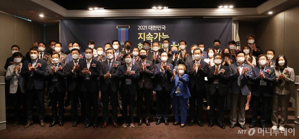 30일 오후 서울 영등포구 여의도 켄싱턴호텔에서 열린 '2021 대한민국 지속가능 혁신리더 대상'에서 박종면 머니투데이 대표, 이정헌 조직위원 및 주요 참석자들이 기념촬영을 하고 있다. /사진=김휘선 기자 hwijpg@