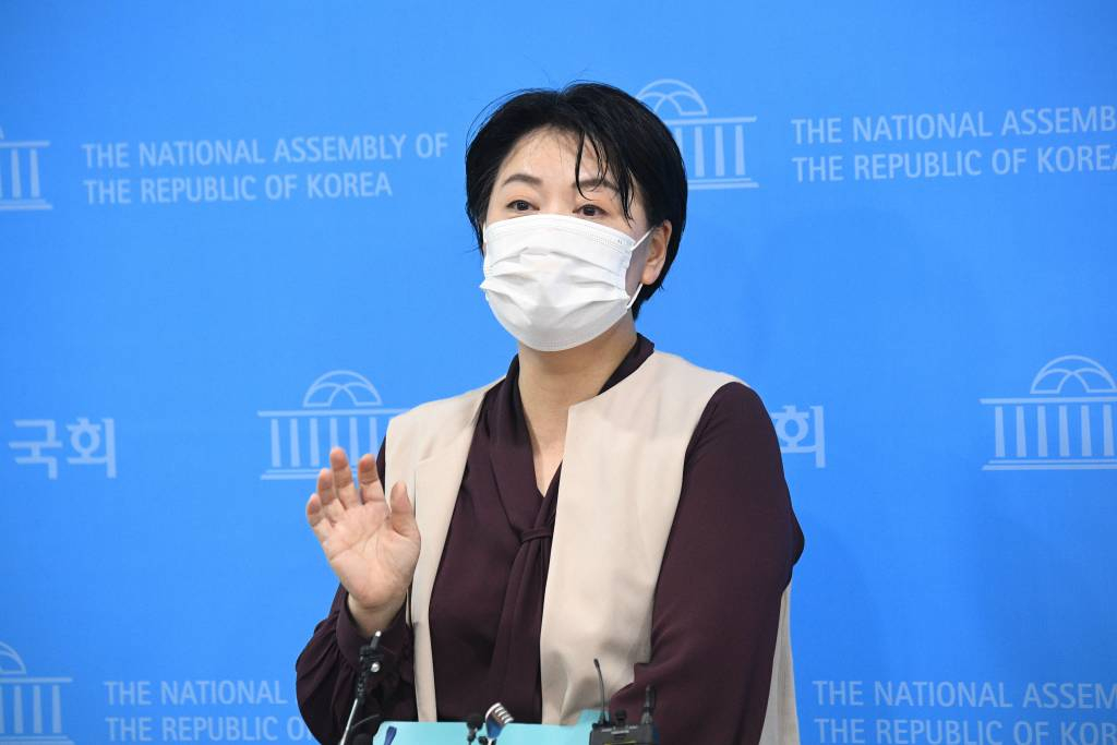  [서울=뉴시스]전신 기자 = 윤희숙 국민의힘 의원이 2일 서울 여의도 국회 소통관에서 대선 출마 선언 기자회견을 마친 후 취재진의 질문에 답변하고 있다. (공동취재사진) 2021.07.02. photo@newsis.com