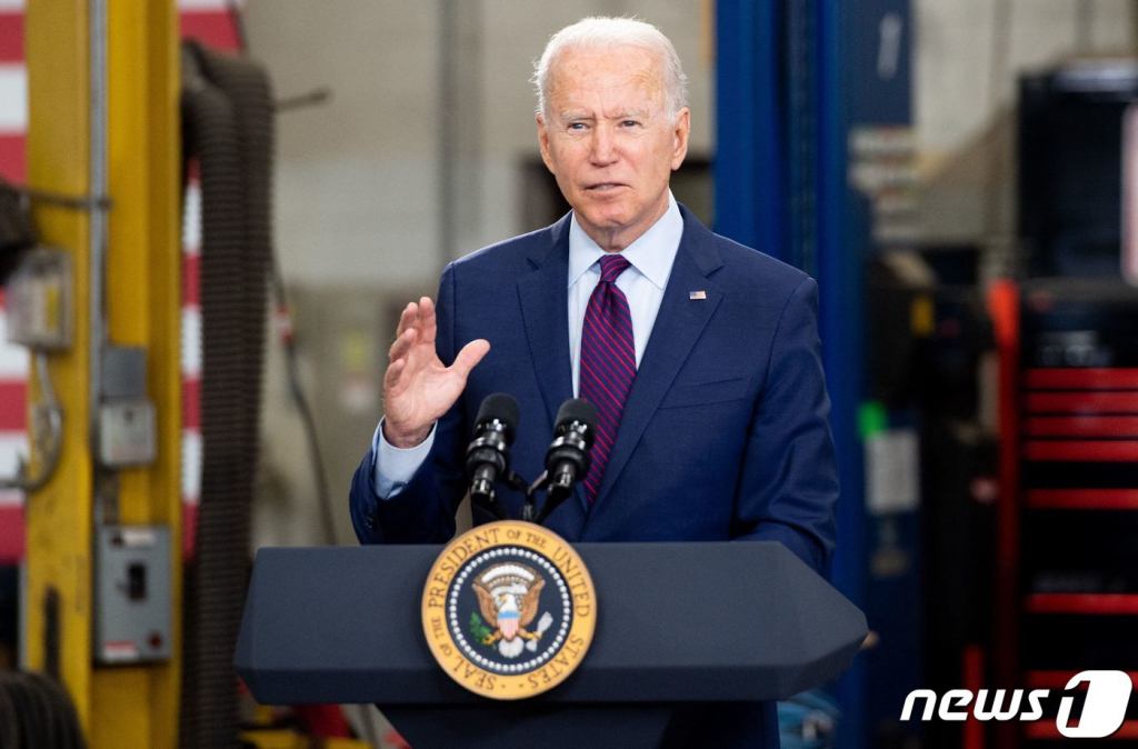 (라크로스 AFP=뉴스1) 우동명 기자 = 조 바이든 미국 대통령이 6월29일(현지시간) 초당적 인프라 투자 합의 홍보를 위해 위스콘신주 에 있는 라크로스시 교통공사를 방문해 초당적 인프라 합의 홍보 연설을 했다. 