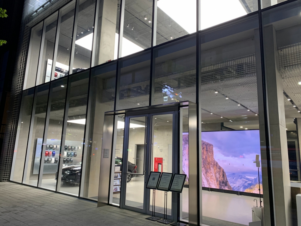 1일 오후 8시쯤 서울 송파구에 위치한 현대차 송파대로 전시장 전경 모습/사진=이강준 기자