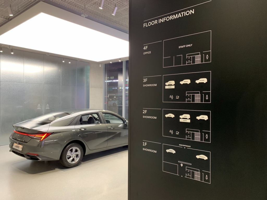 1일 오후 8시쯤 서울 송파구에 위치한 현대차 송파대로 전시장 안내판/사진=이강준 기자