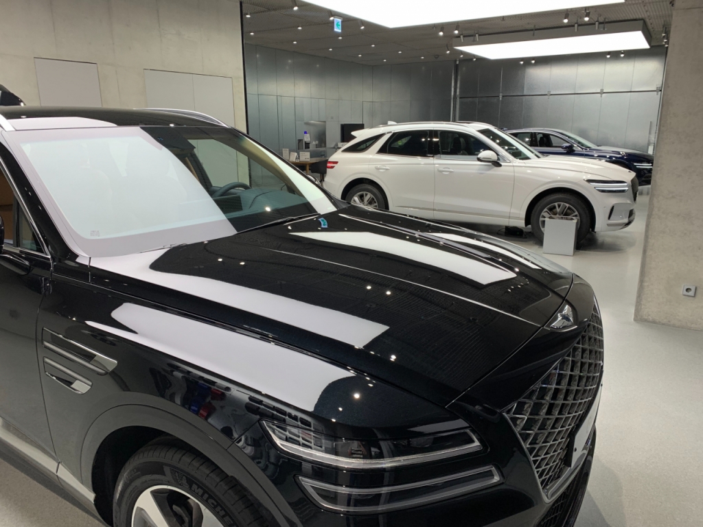 1일 오후 8시쯤 서울 송파구에 위치한 현대차 송파대로 전시장 2층 모습/사진=이강준 기자