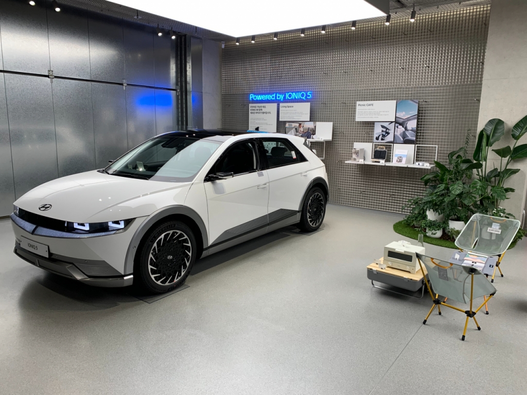 1일 오후 8시쯤 서울 송파구에 위치한 현대차 송파대로 전시장 3층 모습/사진=이강준 기자