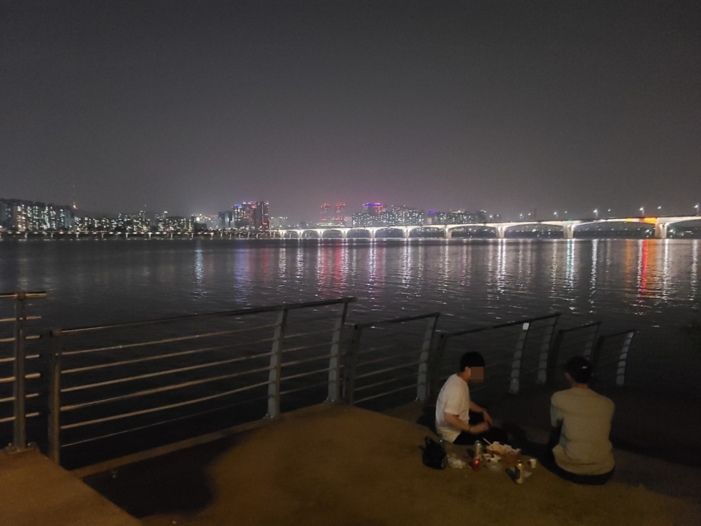 5일 오후 10시 20분쯤 여의도 한강공원에서 김모씨(20)가 동갑내기 친구와 함께 술을 마시고 있다. /사진=정한결 기자.