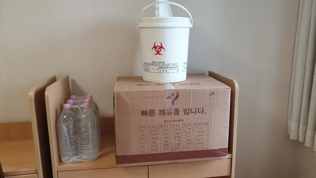 가수 겸 방송인 임백천이 생활격리치료소에서 받은 무상 물품. /사진제공=임백천