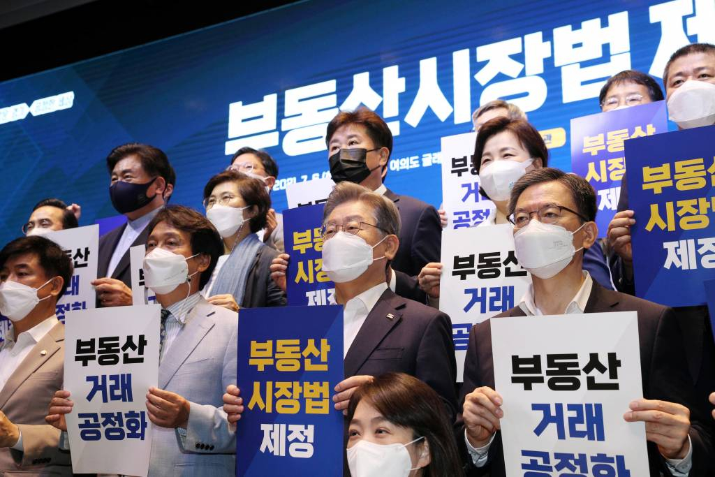 이재명 경기지사 등 참석자들이 6일 서울 여의도 글래드호텔에서 열린 '부동산시장법 제정 국회토론회'에서 기념촬영을 하고 있다. / 사진제공=뉴시스