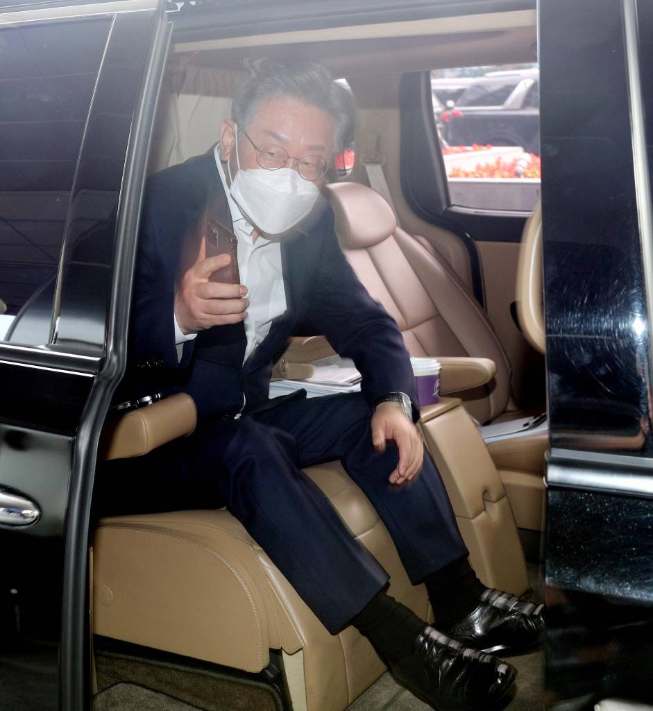  이재명 경기지사가 6일 서울 여의도 글래드호텔에서 열린 '부동산시장법 제정 국회토론회'에 참석한 후 이동하고 있다. / 사진제공=뉴시스