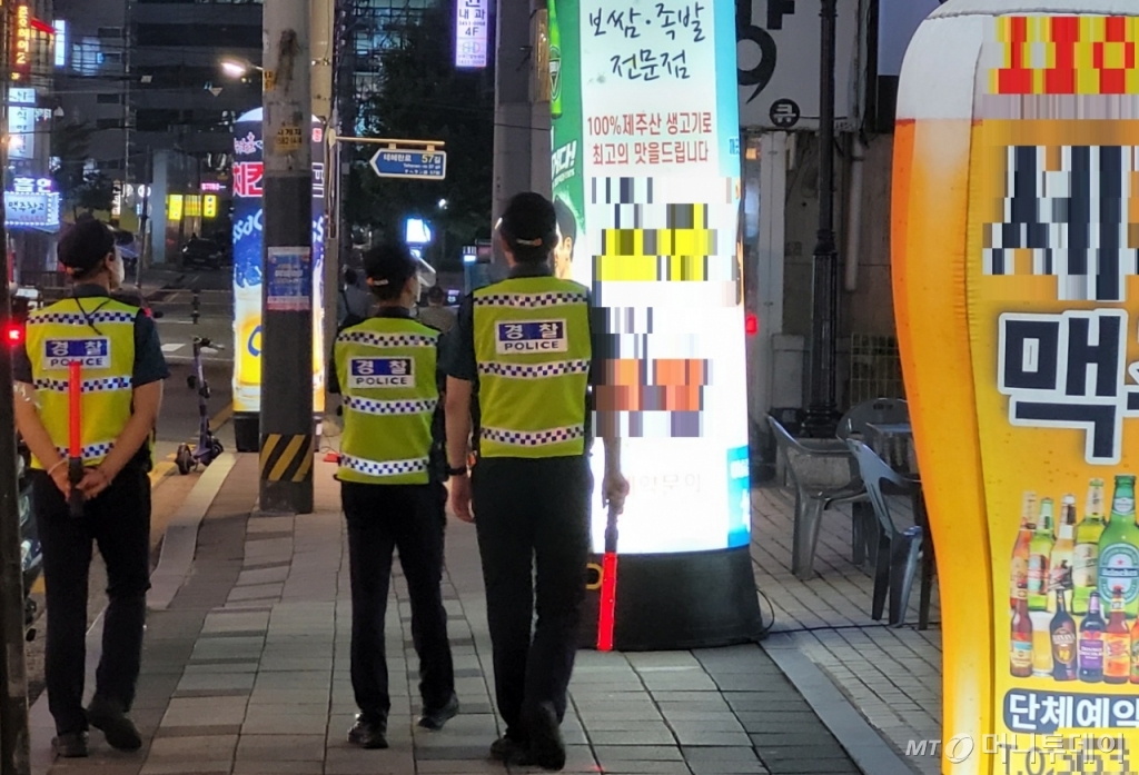 6일 저녁 경찰 기동대원들이 강남구 선릉역 일대를 순찰하고 있다. /사진 = 오진영 기자