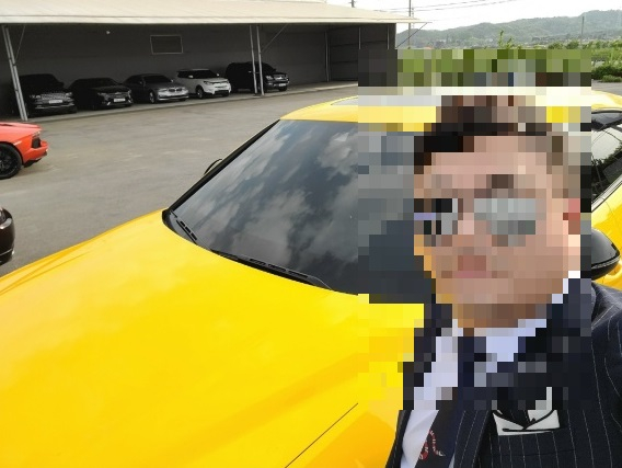 수산업자를 사칭한 김씨가 자신의 SNS에 올려 놓은 사진. 고급 외제차와 함께 사진을 찍었다./사진=김씨 SNS 캡쳐