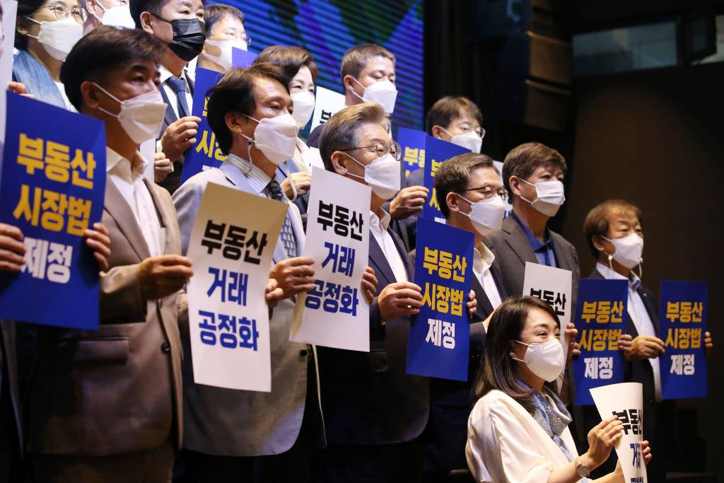 이재명 경기지사 등 참석자들이 이달 6일 서울 여의도 글래드호텔에서 열린 '부동산시장법 제정 국회토론회'에서 기념촬영을 하고 있다. / 사진제공=뉴시스