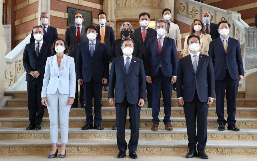 스페인을 국빈 방문했던 문재인 대통령이 지난달 17일(현지시간) 스페인 바르셀로나 산파우 병원에서 열린 한-스페인 관광산업 라운드테이블에 참석해 레예스 마로토(앞줄 왼쪽) 산업통상관광부 장관, 황희(앞줄 오른쪽) 문화체육관광부 장관을 비롯해 관광산업 전문가들과 여행 지속가능성에 대해 논의했다. /사진=뉴시스