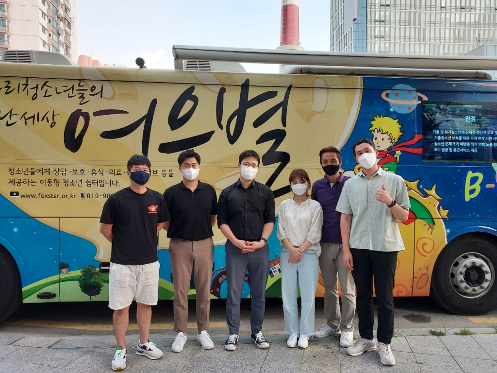 여우별 선생님들과 유찬모 소장님(보라옷)과 기자. 사진은 제가 잘 나온 걸로 골랐습니다. 송구합니다./사진=여우별 한승주 선생님