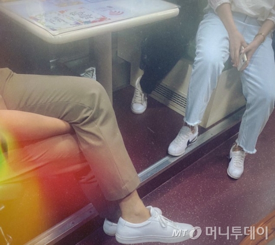 "옆에 좀 앉을게." "싫어요, 다른 데 앉아요." 그래도 아이는 싫어하지 않았고, 선생님들도 멀리 떨어지지 않았다./사진=안 듣는척 하며 다 듣고 있는 남형도 기자