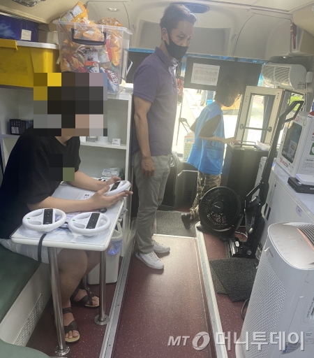 게임을 하며 즐거워 하는 아이들. 서먹해하는 아이들과 친해지는데엔 최고라고. 시원한 에어컨은 기본이다./사진=남형도 기자
